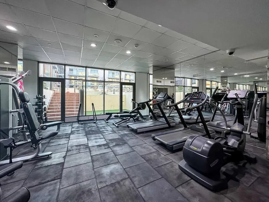 Serene Studio Apt With Pool And Gym Dubaj